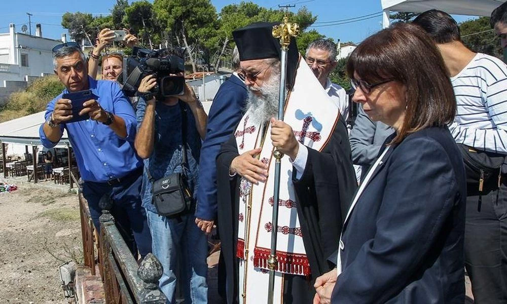 Η Σακελλαροπούλου στην μνημοσύνη δέηση στο Μάτι